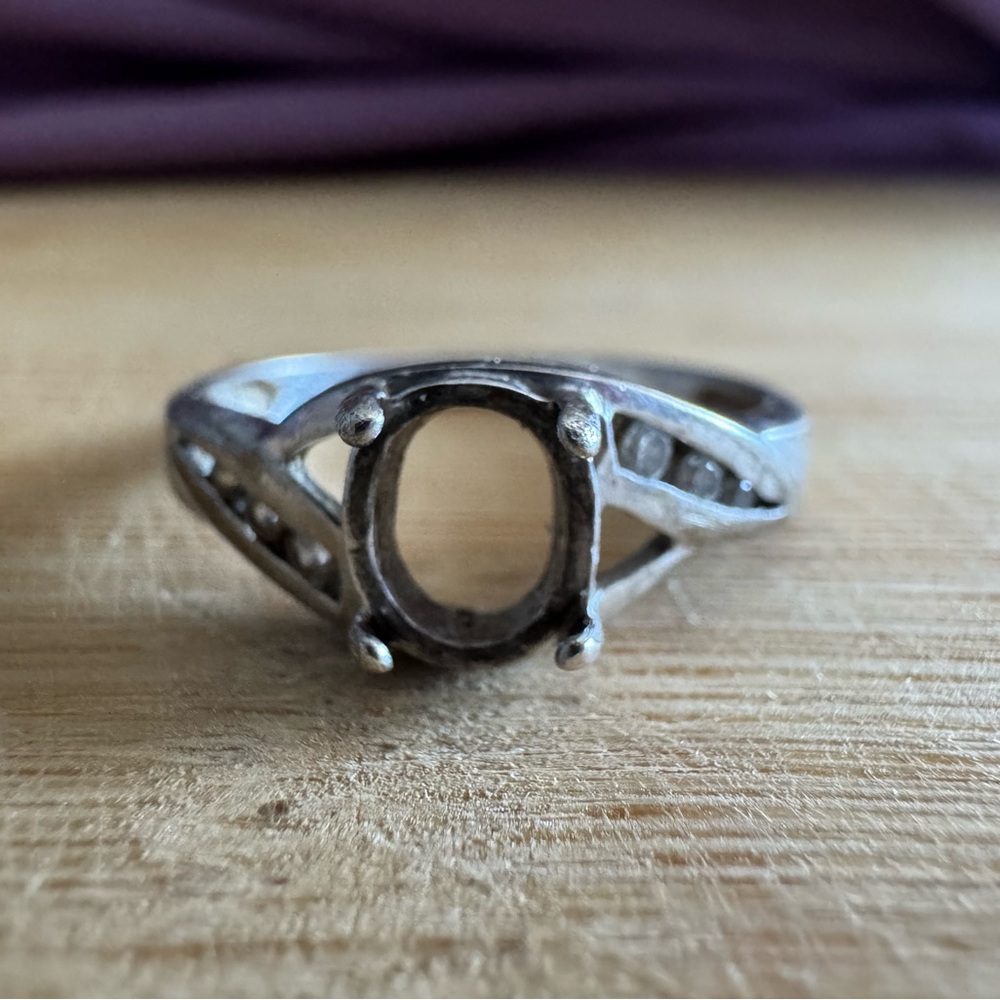 Elegant Vintage 925 Sterling Silver Women's Ring (missing center stone) sz 7.5